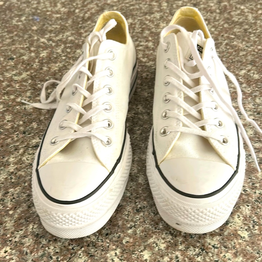 Converse like new women’s platform canvas sneakers.